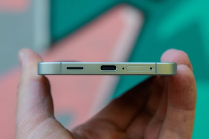 Das Galaxy A57 wird nur über Kabel geladen.