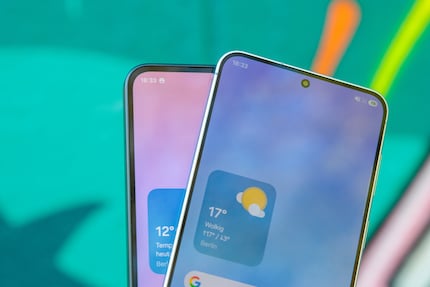 Der Rahmen ums Display des Galaxy A37 (links) ist breiter.