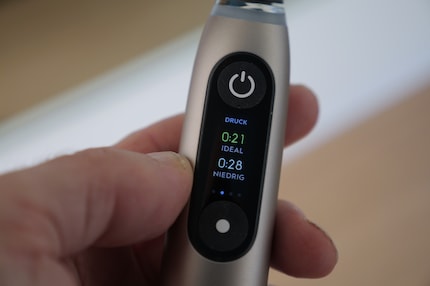 Über das kleine Display bekomme ich nach dem Putzen Feedback.