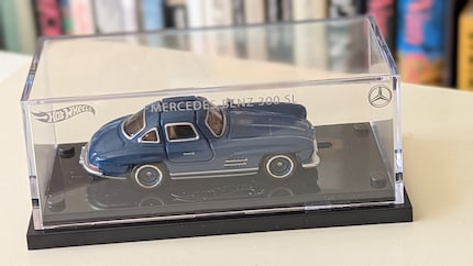 Der exklusive kleine Begleiter des Modells bringt auch eine eigene Vitrine mit.