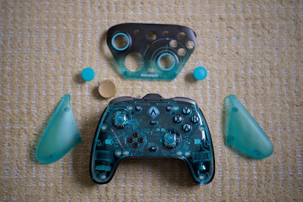 Der Controller lässt sich einfach in seine Einzelteile zerlegen.