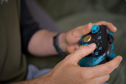 Der Controller liegt gut in der Hand.