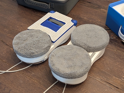 Hutt DDC55PRO (rechts) mit zwei runden Pads, Hutt 10 mit rundem und rechteckigem Pad.