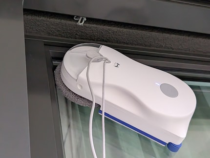 Mit dem runden Mopp bleibt ein Teil der Ecke schmutzig.