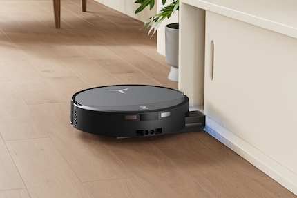 Mit ausfahrbarem Reinigungselement fährt der Deebot T90 Pro Omni näher an Kanten und Sockelleisten heran.