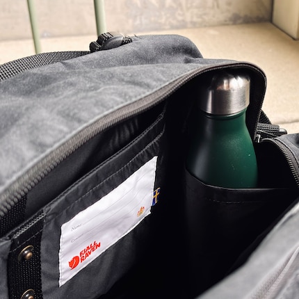 Der «Kånken» sorgt auch für das Wohl von Trinkflasche und Laptop.