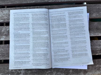 Diese Doppelseite ist nicht die einzige, die im Umgang mit Elektrorasenmähern vor allerlei warnt.