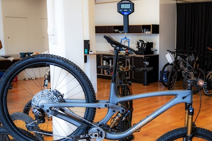 «Das Velo»: ein Meisterwerk der Technik. Mein C2 von Transalpes bringt gerade mal 13,54 Kilo auf die Waage.
