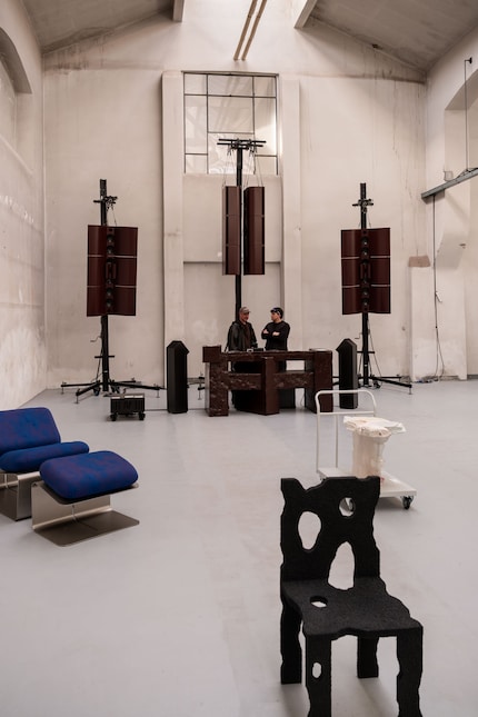 Il brutalismo incontra l'hi-fi: la cabina DJ di Yont.