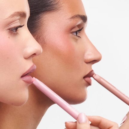 The dark colour sets the frame, the light colour fills and cares for the lips.