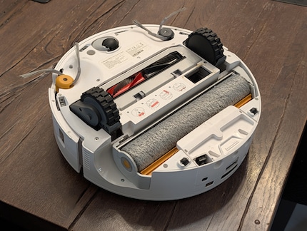 Die breite Rolle reinigt den Boden sauber – und immer mit frischem Wasser.