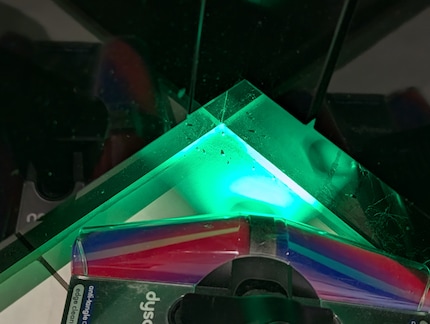 Die schonungslose Wahrheit zeigt das grüne Laserlicht: Die Ecke ist nicht sauber.