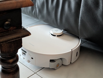 Der Roboter ist zu hoch, er kommt nicht unters Sofa.