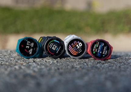 Both models are available in different colours - here the Forerunner 170 Music.