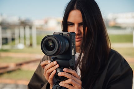 De Canon EOS R6 V kan zonder accessoires verticaal op een statief worden gemonteerd.