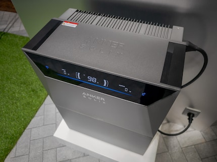 Il display del Solarbank 4 Pro mostra più informazioni rispetto al suo predecessore.