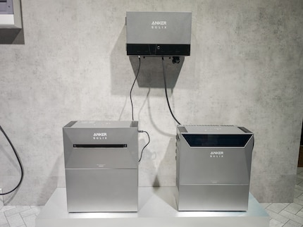 Power Dock con Solarbank 3 Pro (a sinistra) e Solarbank 4 Pro.