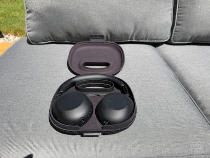 Sony legt auch ein Klinkenkabel bei.