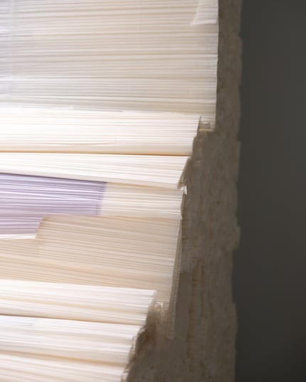 Die vielen dünnen Lagen aus Papier für die Plissierung.