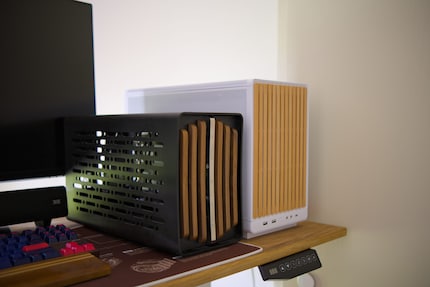 Das A3 mATX ist etwas breiter und einiges höher als das Nano Q. Auf dem Tisch macht das kaum was aus.