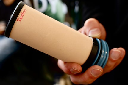 Der Keramikfilter befreit das Wasser von den meisten Verunreinigungen.