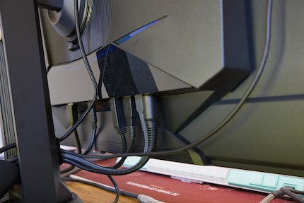 Weil die Kabel am Monitoranschluss weit auseinander liegen, kann ich den Organizer hier nicht anbringen.