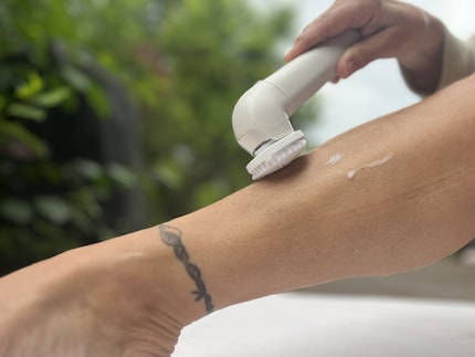 Die Peelingbürsten sollen das Einwachsen der Haare reduzieren.