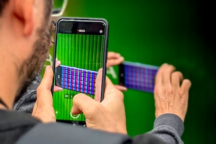 Ich, wie ich jemanden fotografiere, der jemanden filmt, der die RGB-Dioden des RGB-Mini-LED-TVs fotografiert.