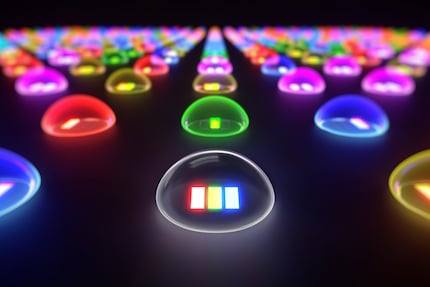 Wo vorher nur eine blaue LED unter einer Kuppel war, sind jetzt drei LEDs – eine rote, grüne und blaue. Darum: RGB-Mini-LED.
