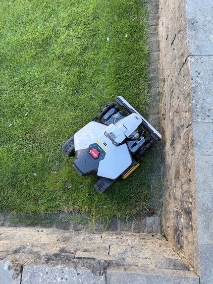 Die unlösbare Aufgabe für den Luba Mini – und wohl auch jeden anderen Mähroboter: eine rechtwinklige Ecke der Rasenfläche. Sie bleibt ungemäht.