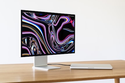 Schon schön: Das Studio Display XDR fügt sich nahtlos ins Design von silbernen Macs ein.