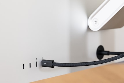 USB-C soweit das Auge reicht. Das Netzkabel ist fix montiert.