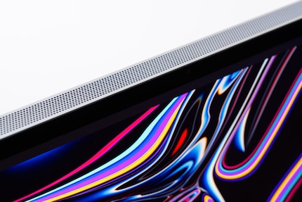 Die Perforation oben und unten ist breiter als beim normalen Studio Display.