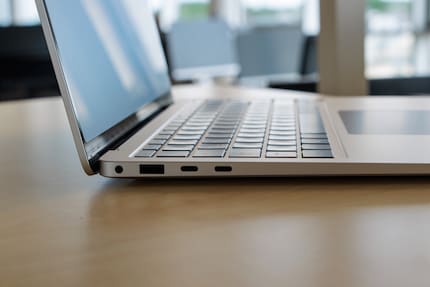 Die Anschlüsse befinden sich auf der linken Seite des Surface Laptop.