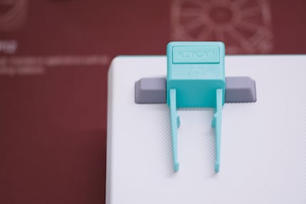 Coole Idee: Mit dem Keycap und Switch Puller verstelle ich den Tippwinkel.