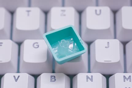 Bei den Tastenkappen macht Logitech mit PBT-Kunststoff alles richtig.