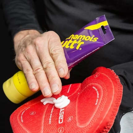 Die Crèmes können direkt aufs Sitzpolster der Velohose verteilt werden.