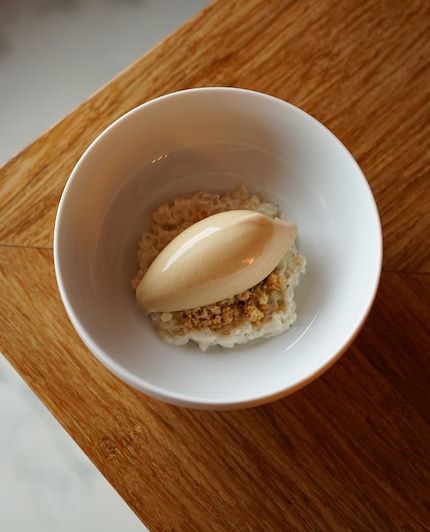 Palmzuckerglace auf Mandel-Crunch und Milchreis.