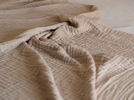 Der knittrige Stoff soll temperaturausgleichende Eigenschaften haben.