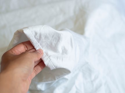 Das Satin-Duvet fühlt sich wegen der glatten Struktur kühl an.
