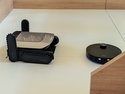 De Cyber X beklimt de trap met een robotstofzuiger in zijn bagage.