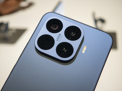 I bordi della gobba della fotocamera non sono appiattiti come sul predecessore.