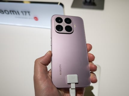 La Xiaomi 17T più piccola nella stessa mano.