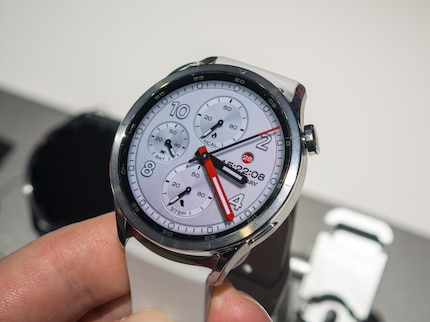 La lunetta di 2,6 millimetri intorno al display non include la lunetta.