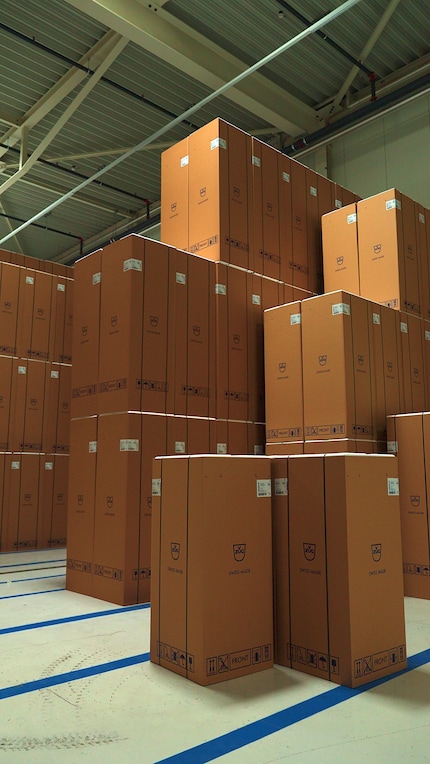 Im Lager stapeln sich fertig verpackte Kühlschränke.