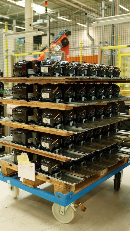 Diese Kompressoren warten auf den Einbau in einen Kühlschrank. Sie kommen von einem Zulieferer.