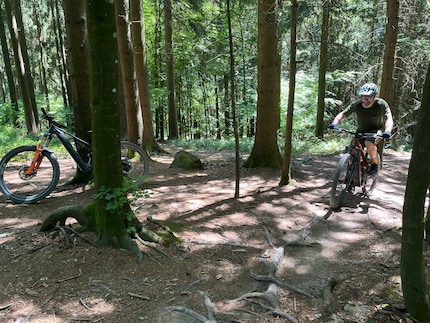 Trotz mehr Leistung und besserer Kraftübertragung: Technische Uphill-Abschnitte bleiben eine Herausforderung.