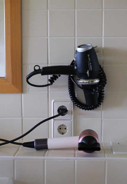Sogar der Haartrockner im Hotel hat eine kleine Aufhängelasche.