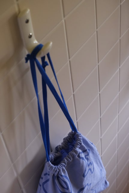 Geschützt und aufgehängt habe ich den Föhn in einem selbst genähten Reisebeutel.