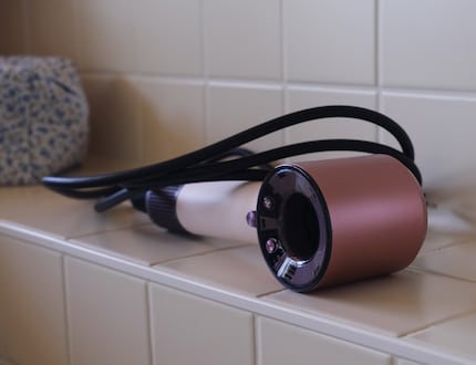 Hübsch und handlich: der Dyson Supersonic Travel in der Farbvariante Ceramic Pink/Roségold.